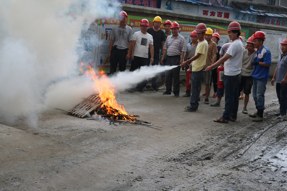 福建易順建筑工程有限公司“東升商城”工程2017年度《安全生產月》消防、救援應急演練