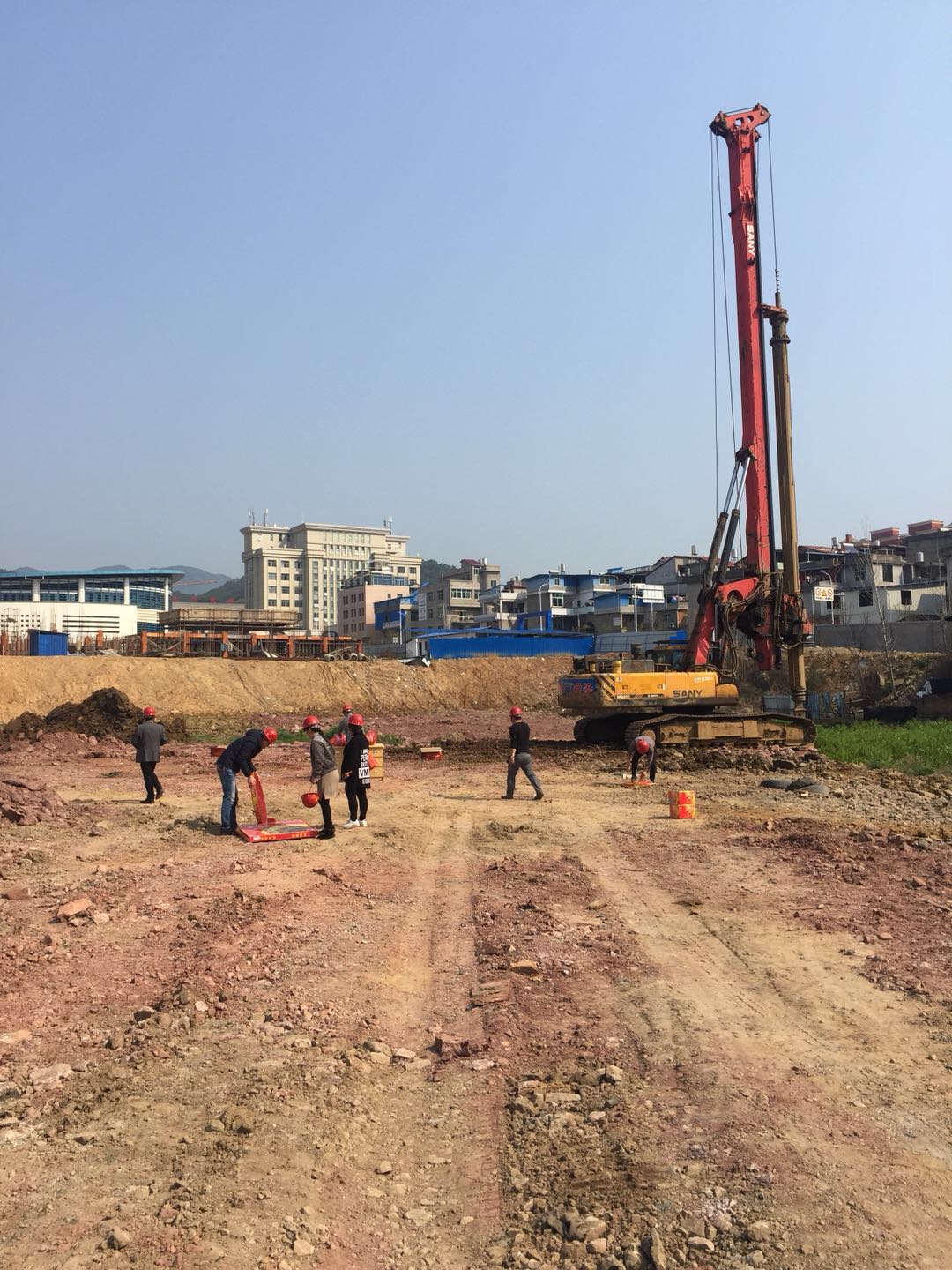 祝賀福建易順建筑工程有限公司承建的松溪縣工農路農貿市場及安置房綜合體項目工程開機儀式