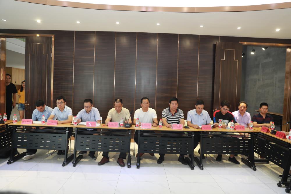 由（縣委常委、政法委書記）官雄主持、黃美萍（縣委書記）蘇建旗（縣長）參加“村企結(jié)對、真情幫扶”簽約授牌儀式、