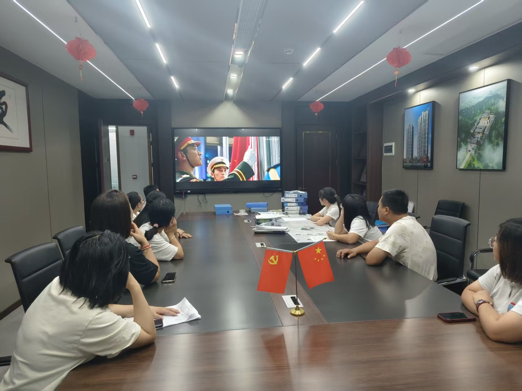 賡續紅色血脈，凝聚奮進力量 —— 易順建工集團黨支部國慶觀影《我和我的祖國》